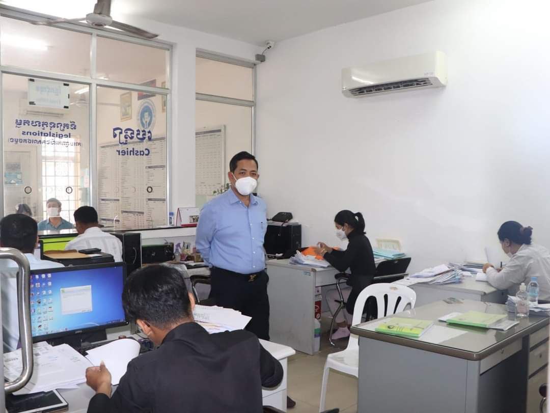 អភិបាលខណ្ឌ ៧មករា ណែនាំឱ្យក្រុមការងារ ពន្លឿនការផ្ដល់សេវាសាធារណៈ តាមរយៈការិយាល័យច្រកចេញចូលតែមួយ ឱ្យមានប្រសិទ្ធភាព និងតម្លាភាព