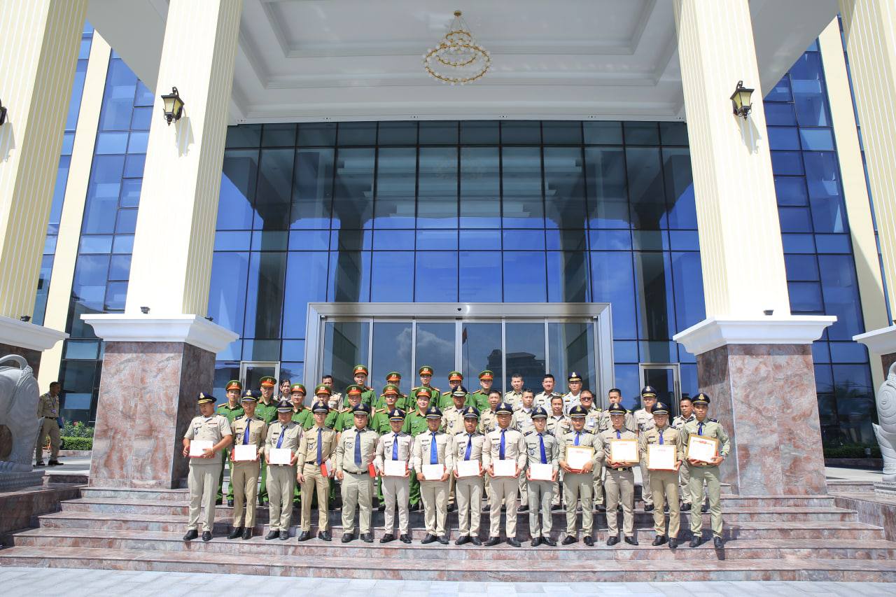 មន្ត្រីជាន់ខ្ពស់នគរបាលជាតិ និងមន្ត្រីនគរបាលវៀតណាមចូលរួមបូកសរុបលទ្ធផលវគ្គកម្មសិក្សា និងប្រគល់សញ្ញាបត្រជូនសិក្ខាកាមនគរបាលជាតិកម្ពុជាវគ្គជំនាញស៊ើបការណ៍ និងប្រឆាំងបទល្មើសសេដ្ឋកិច្ច