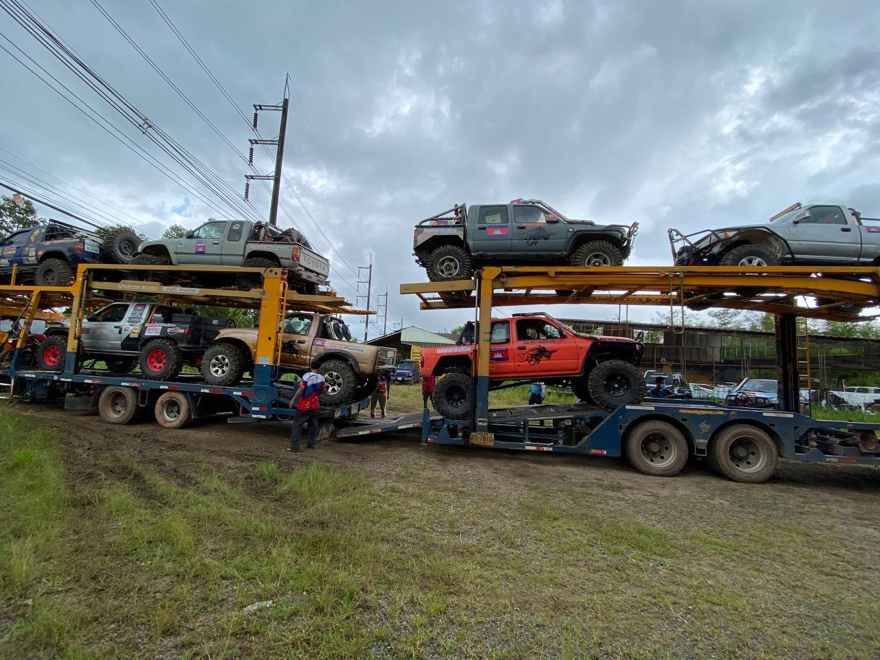 ក្រុមរថយន្ត Off Road កម្ពុជា បានដឹកឡានប្រណាំងតាមរថយន្ត ឆ្ពោះទៅកាន់ខេត្តកាឆាណាក់បូរី
