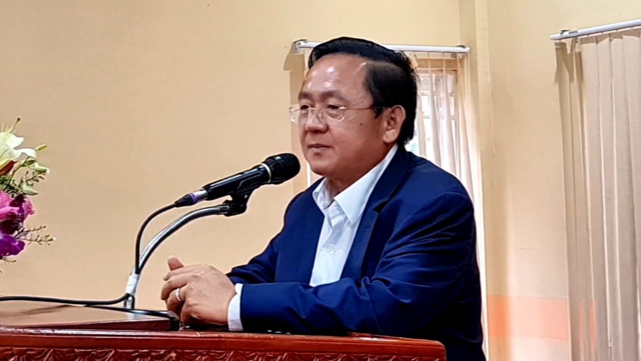 អភិបាលខេត្តបាត់ដំបងណែនាំមន្រ្ដីទើបតែងតាំង និងទទួលមុខតំណែងថ្មី ត្រូវបំពេញភារកិច្ចចំពោះមុខ ត្រូវខិតខំប្រឹងប្រែងធ្វើការងារទៅតាមភារកិច្ចតួនាទីថ្មីរបស់ខ្លួនឲ្យបានល្អនិងកាន់តែប្រសើរថែមទៀត