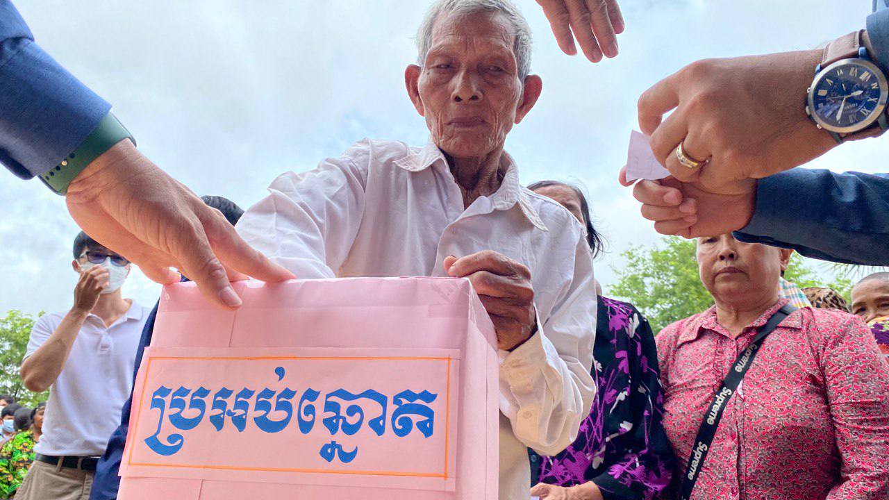 ប្រជាពលរដ្ឋរស់នៅតំបន់រមណីយដ្ឋានដែលបានចូលរួមចាប់ឆ្នោតទទួលយកដីឡូត៍របស់ខ្លួន បង្ហាញពីអារម្មណ៍សប្បាយរីករាយ