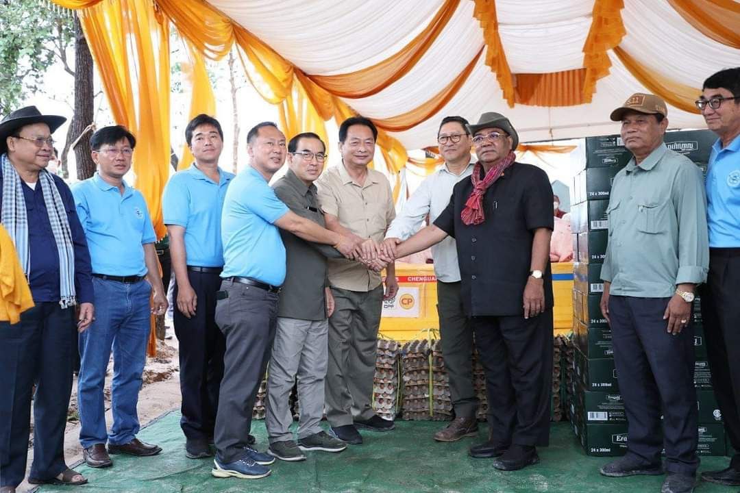 ឯកឧត្តម វេង សាខុន រួមជាមួយ ឯកឧត្តមបណ្ឌិត ម៉ុង ឫទ្ធី អញ្ជើញចុះសាកសួរសុខទុក្ខ និងនាំយកគ្រឿងឧបភោគ បរិភោគ មកជូនកងកម្លាំងបញ្ជាការដ្ឋានអង្គរក្ស ដែលកំពុងចូលរួមយ៉ាងសកម្មក្នុងការដាំកូនឈើនៅតំបន់ភ្នំតាម៉ៅ