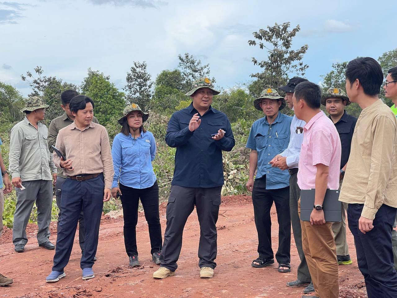 រដ្ឋមន្រ្តីក្រសួងបរិស្ថាន ឯកឧត្តម សាយ សំអាល់ អញ្ជើញពិនិត្យការងារ គាំទ្រលើការរៀបចំភូមិធម្មជាតិរុនតាឯក សម្រាប់ជូនពលរដ្ឋដែលផ្លាស់ប្តូរទីលំនៅថ្មី ពីតំបន់រមណីយដ្ឋានអង្គរ