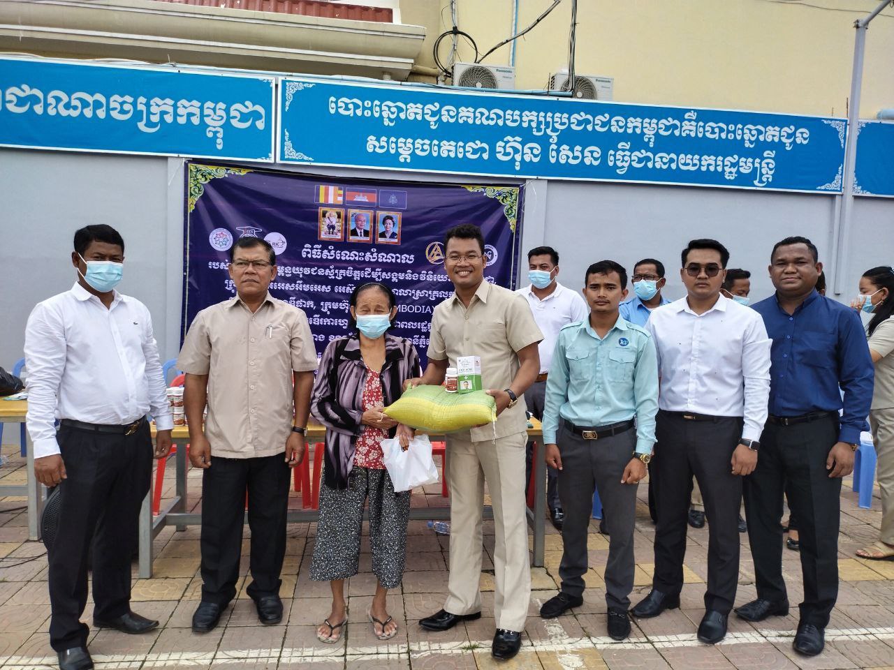 ពលរដ្ឋវ័យចំណាស់ជាង ៦០គ្រួសារ និងយុវជន ស.ស.យ.ក ក្នុងសង្កាត់គោកឃ្លាង ទទួលបានអំណោយជាផលិតផលសុខភាព ពីសមាគមសម្ព័ន្ធយុវជនស្ម័គ្រចិត្ត ដើម្បីសង្គម និងសហគ្រិនកម្ពុជា