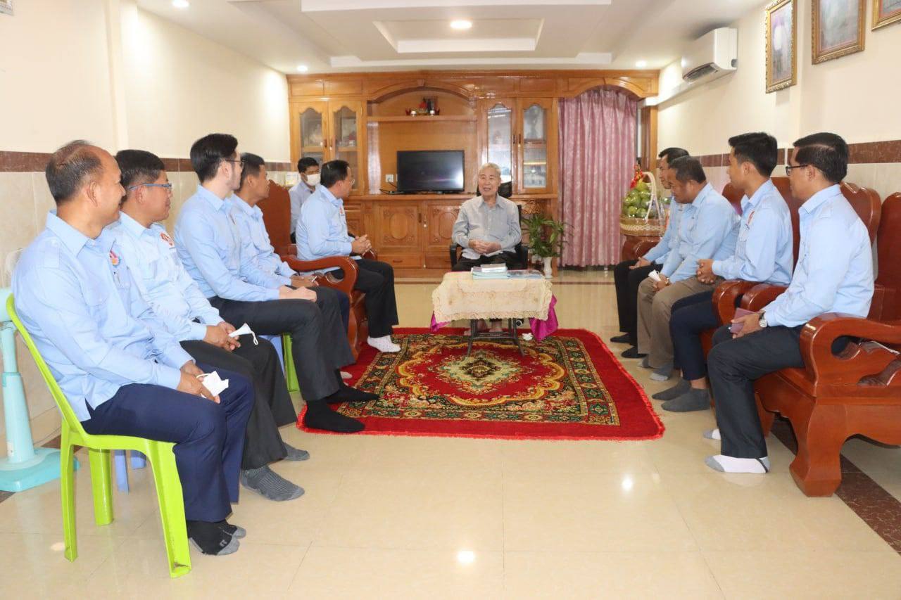 ប្រតិភូយុវជនគណបក្សប្រជាជនថ្នាក់កណ្តាលអញ្ជើញសួរសុខទុក្ខ ឯកឧត្តម ប៊ុន អ៊ុយ ដល់គេហដ្ឋាន