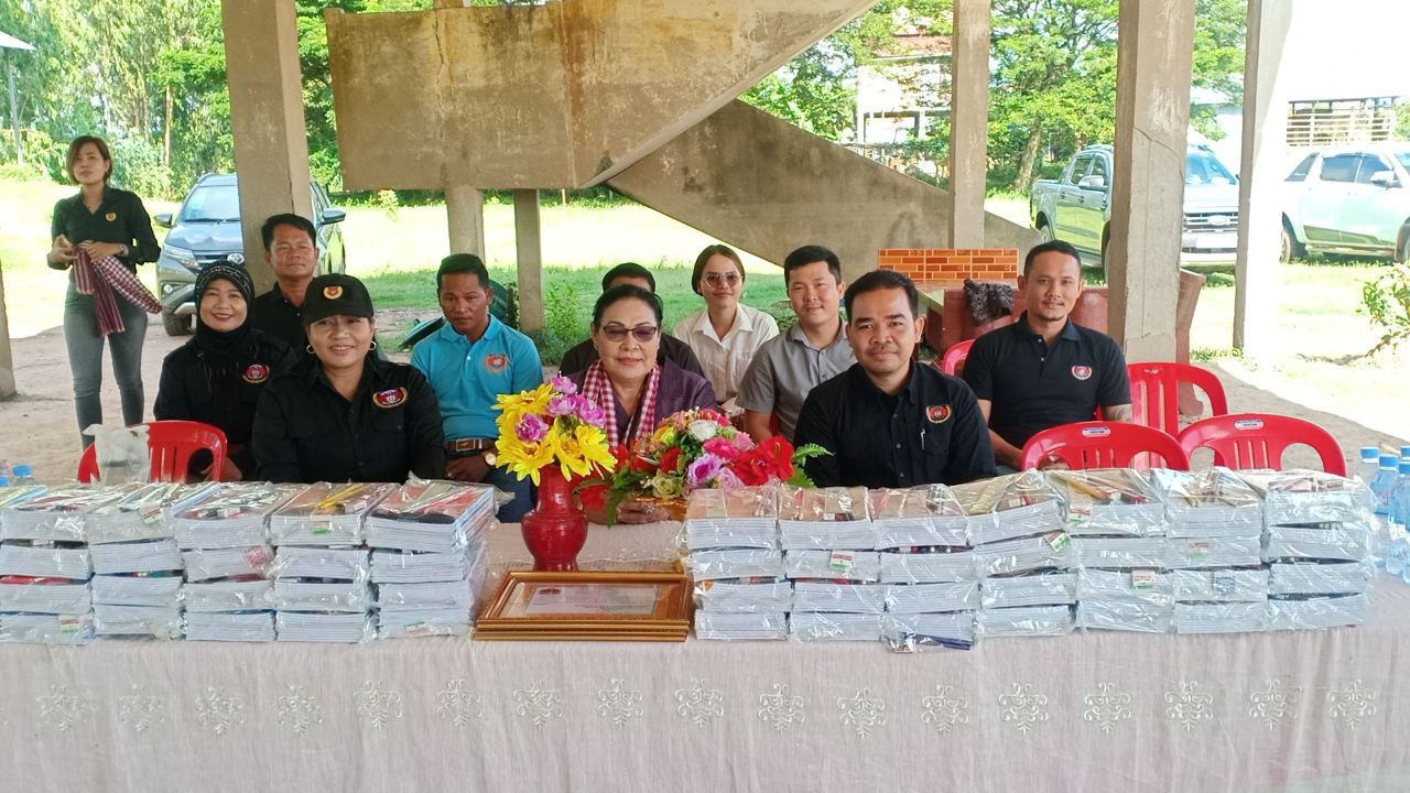 សមាគម ចលនាយុវជនកម្ពុជាក្រុម១៥៧ ខេត្តកំពង់ឆ្នាំង និង លោកជំទាវអនុរដ្ឋលេខាធិការក្រសួងអប់រំ នាំយកសម្ភារៈសិក្សា ថវិកា និង កង់ ជូនដល់សិស្សសាលាបឋមសិក្សាភូមិកងមាស ឃុំគោកបន្ទាយ ស្រុករលាប្អៀរ