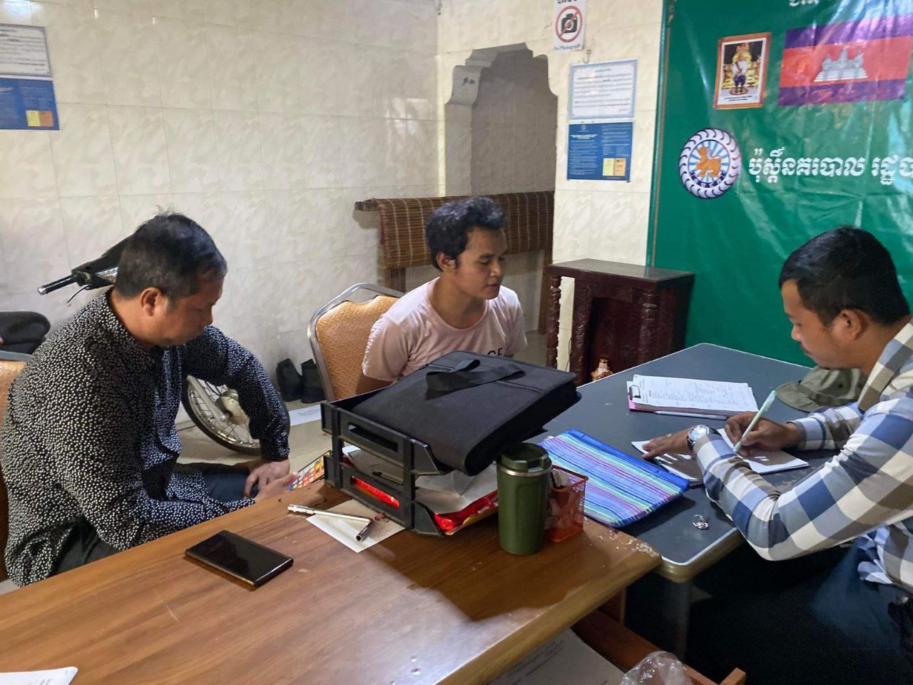 នគរបាលប៉ុស្តិ៍ស្ទឹងមានជ័យទី៣ ឃាត់ខ្លួនជនសង្ស័យម្នាក់ក្នុងចំណោមបក្ឌពួក ៤នាក់ ករណីគាសផ្ទះ លួចយកម៉ូតូ