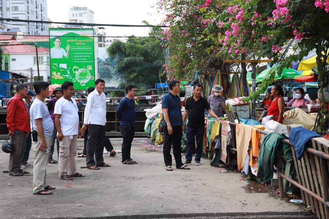 អភិបាលខណ្ឌចំការមន អញ្ជើញពិនិត្យស្ថានភាពទឹក និងសំរាម តាមមាត់ប្រឡាយបឹងត្របែក និងជុំវិញផ្សាររតនា ផ្លាហ្សា នៅសង្កាត់បឹងត្របែក