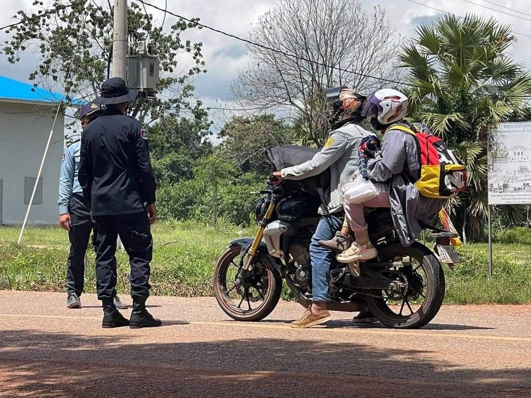 អាជ្ញាធរខត្តសៀមរាប ដាក់ពង្រាយកម្លាំង ដើម្បីទប់ស្កាត់ការហូរចូលរបស់ប្រជាពលរដ្ឋ ដែលមកជួបប្រជុំជាមួយមេបក្សសម្ព័ន្ធដើម្បីប្រជាធិបតេយ្យ រហូតមកដល់ថ្ងៃរសៀលនេះ