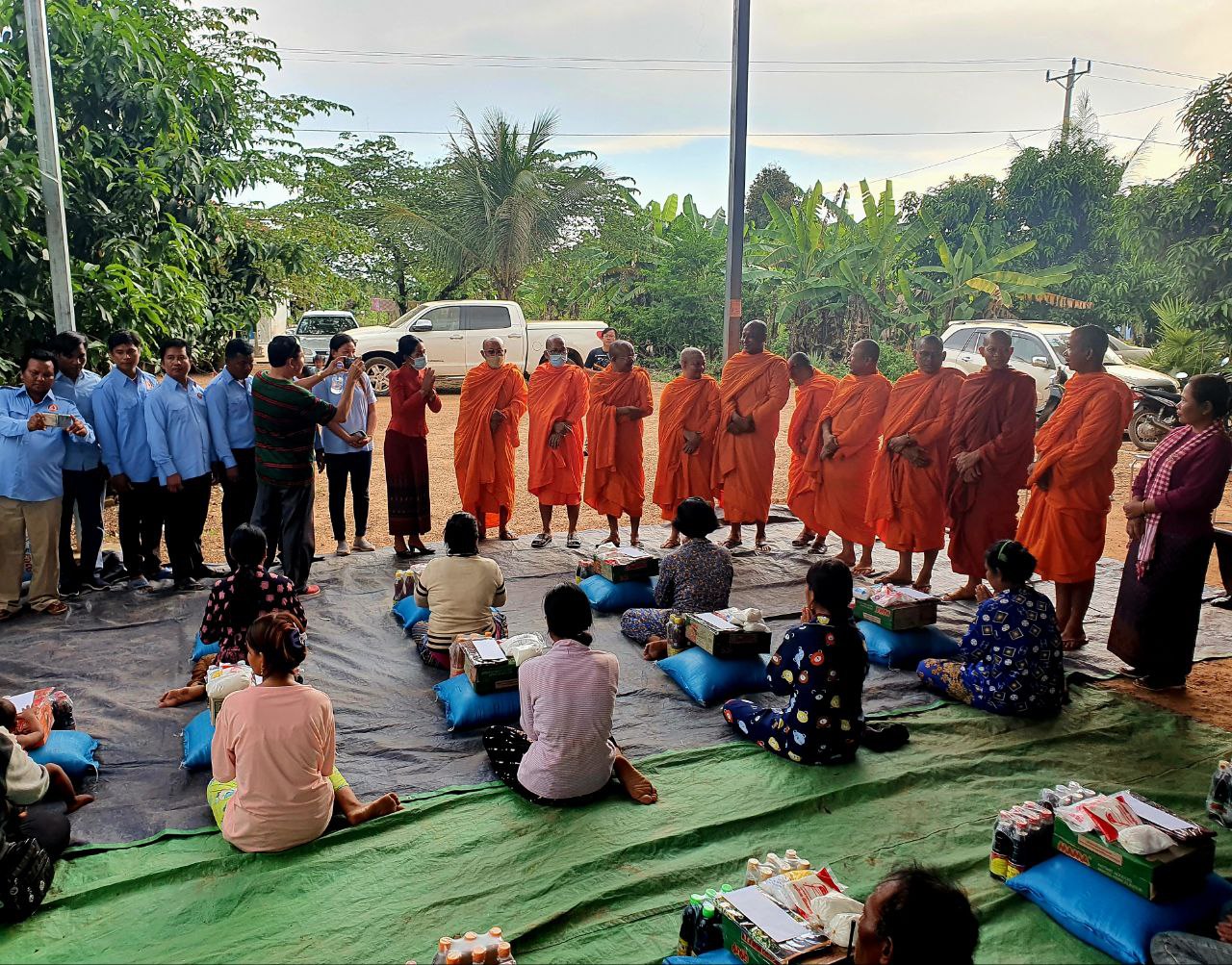 ប្រជាពលរដ្ឋ ដែលជួបការលំបាក និងមានជីវភាពខ្វះខាតប្រចាំថ្ងៃចំនួន ២៥គ្រួសារ ក្នុងស្រុកស្រីស្នំ បានទទួលអំណោយ មន្ត្រីសង្ឃក្រុងសៀមរាប