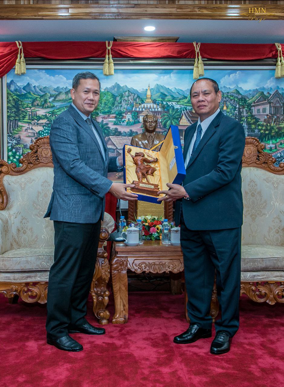 ឧត្តមសេនីយ៍ឯក ហ៊ុន ម៉ាណែត សម្តែងការគួរសមជាមួយរដ្ឋមន្ត្រីក្រសួងសន្តិសុខសាធារណៈ នៃសាធារណរដ្ឋប្រជាធិបតេយ្យប្រជាមានិតឡាវ នៅរដ្ឋធានីវៀងចន្ទន៍