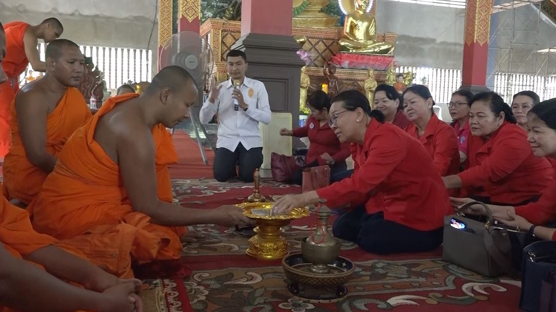 លោកជំទាវ លាង ហៃ ជាវ តាយ ប្រគេនអង្ករ បច្ច័យ និងភេជ្ជៈ សម្រាប់ផ្គត់ផ្គង់ដល់សមណសិស្សក្នុងខេត្តពោធិ៍សាត់