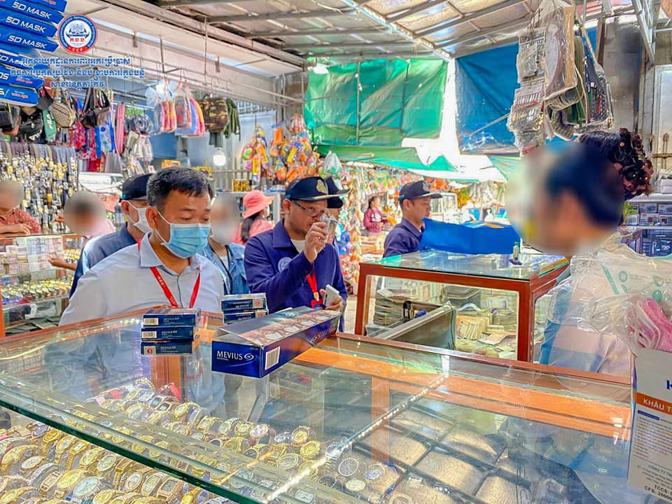 មន្ត្រីជំនាញ​ ដកហូតបារីម៉ាក MEVIUS ចំនួន៩៥៥ កញ្ចប់ក្នុងខេត្តតាកែវ