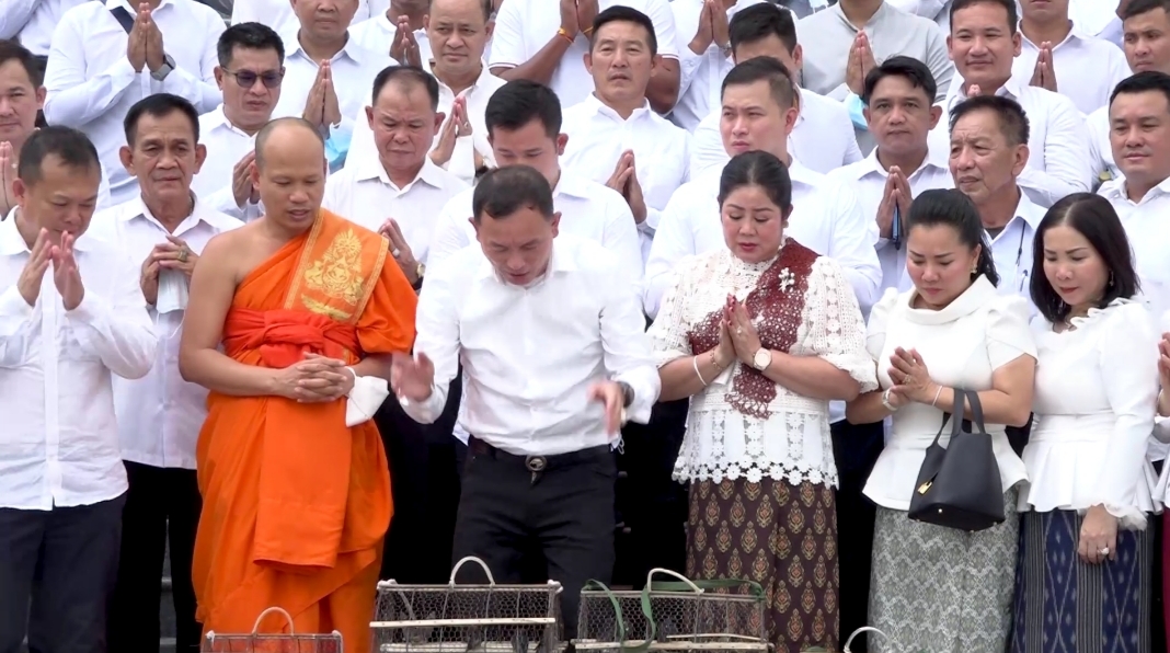 ឧត្តមសេនីយ៍ឯក រ័ត្ន ស្រ៊ាង ព្រមជាមួយ ក្រុមគ្រួសារ​សាច់​ញាតិ អតីតលោក​គ្រូអ្នក​គ្រូមិត្តរួមជំនាន់សាលាបាក់ទូក