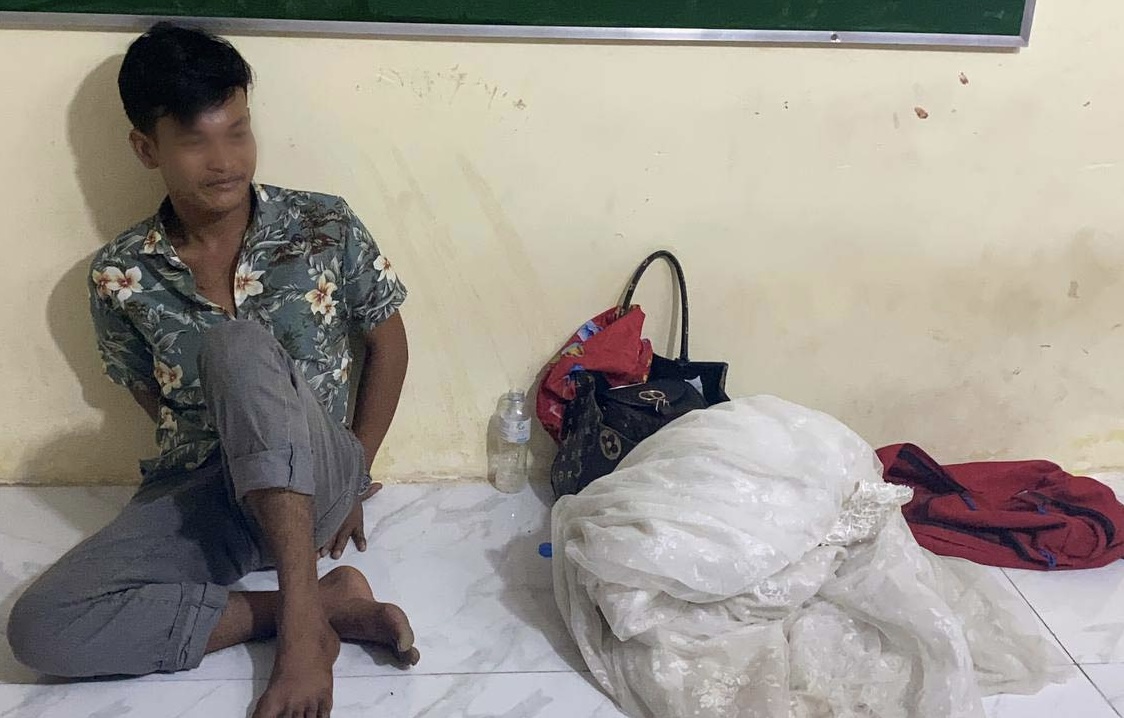 គេទៅស្រុកអស់ ក្នុងឱកាសបុណ្យភ្ជុំបិណ្ឌ ឃើញមានឱកាសល្អ ឆ្កឹះបន្ទប់គេចូលលួចទ្រព្យសម្បត្តិ ត្រូវម្ចាស់ផ្ទះជួលឃើញទាន់ចាប់បាន ប្រគល់ជូនសមត្ថកិច្ច