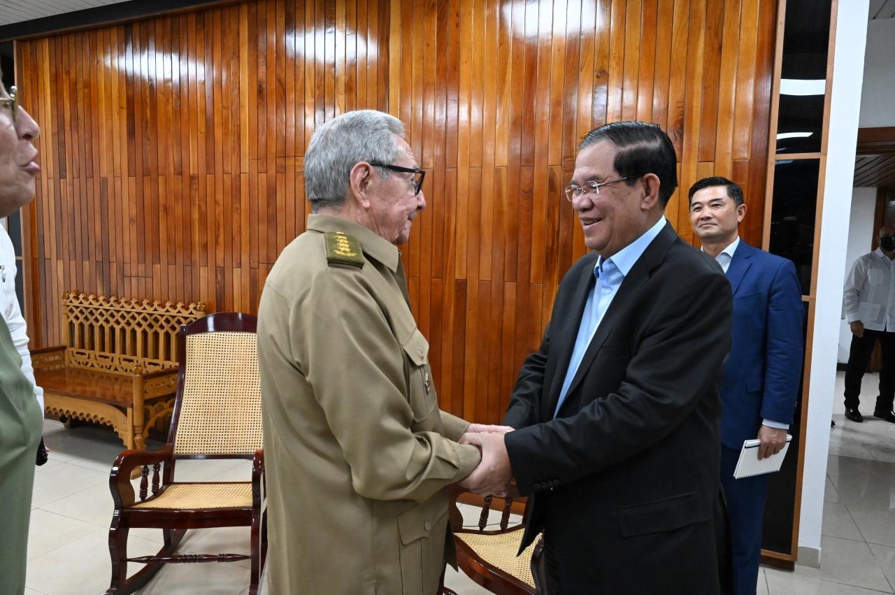 សម្តេចតេជោ ហ៊ុន សែន ចូលជួបប្អូនប្រុសលោក ហ្វីដែល កាស្ត្រូ និងបញ្ជាក់ថា ពលរដ្ឋកម្ពុជា ចងចាំមិនភ្លេច​ចំពោះការជួយរបស់គុយបា ក្រោយពេលរំដោះចេញពីរបបប្រល័យពូជសាសន៍