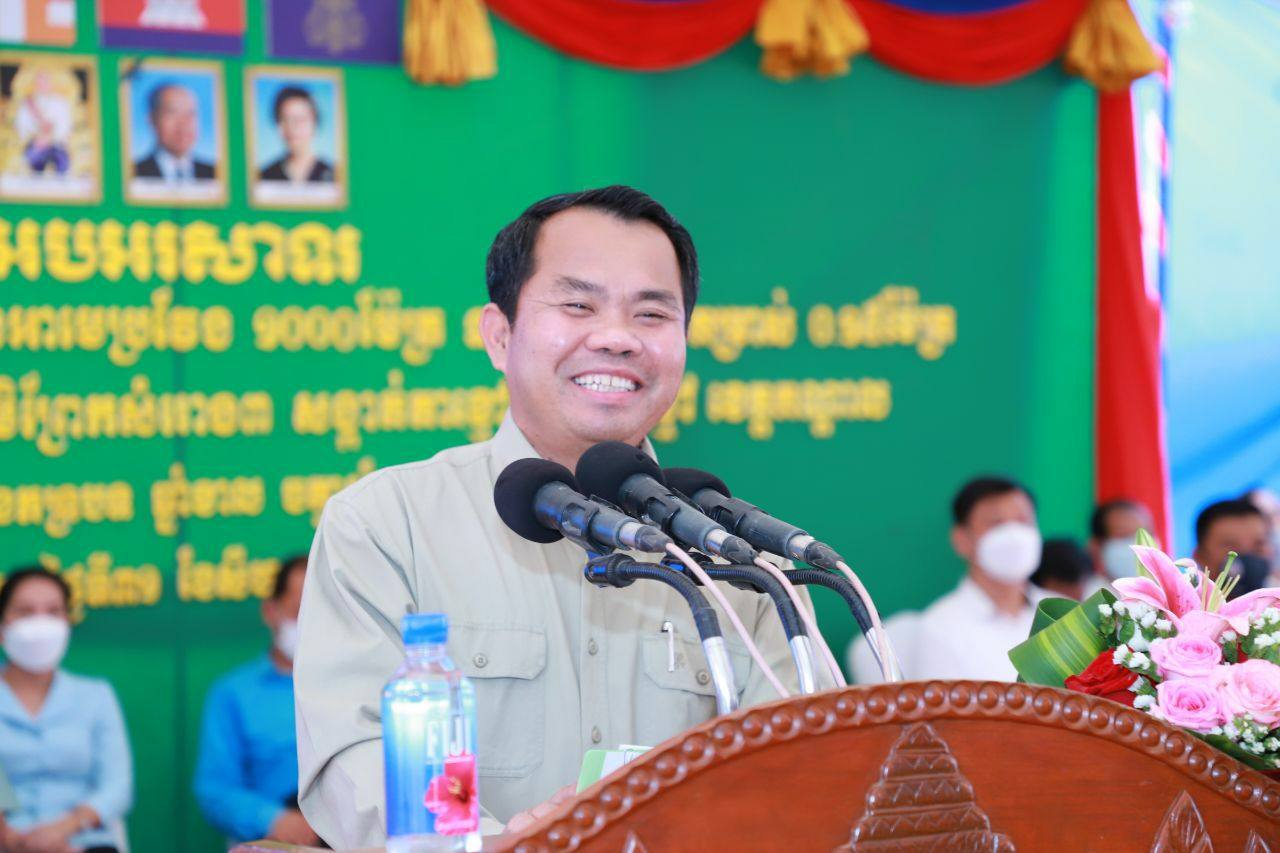 អភិបាលខេត្តកណ្ដាល អញ្ជើញបើកការដ្ឋានជួសជុលផ្លូវចាក់បេតុងអាមេប្រវែង ១០០០ម៉ែត្រ ទទឹង ៥ម៉ែត្រ និងកម្រាស់ ០.១៥ម៉ែត្រ នៅក្រុងតាខ្មៅ