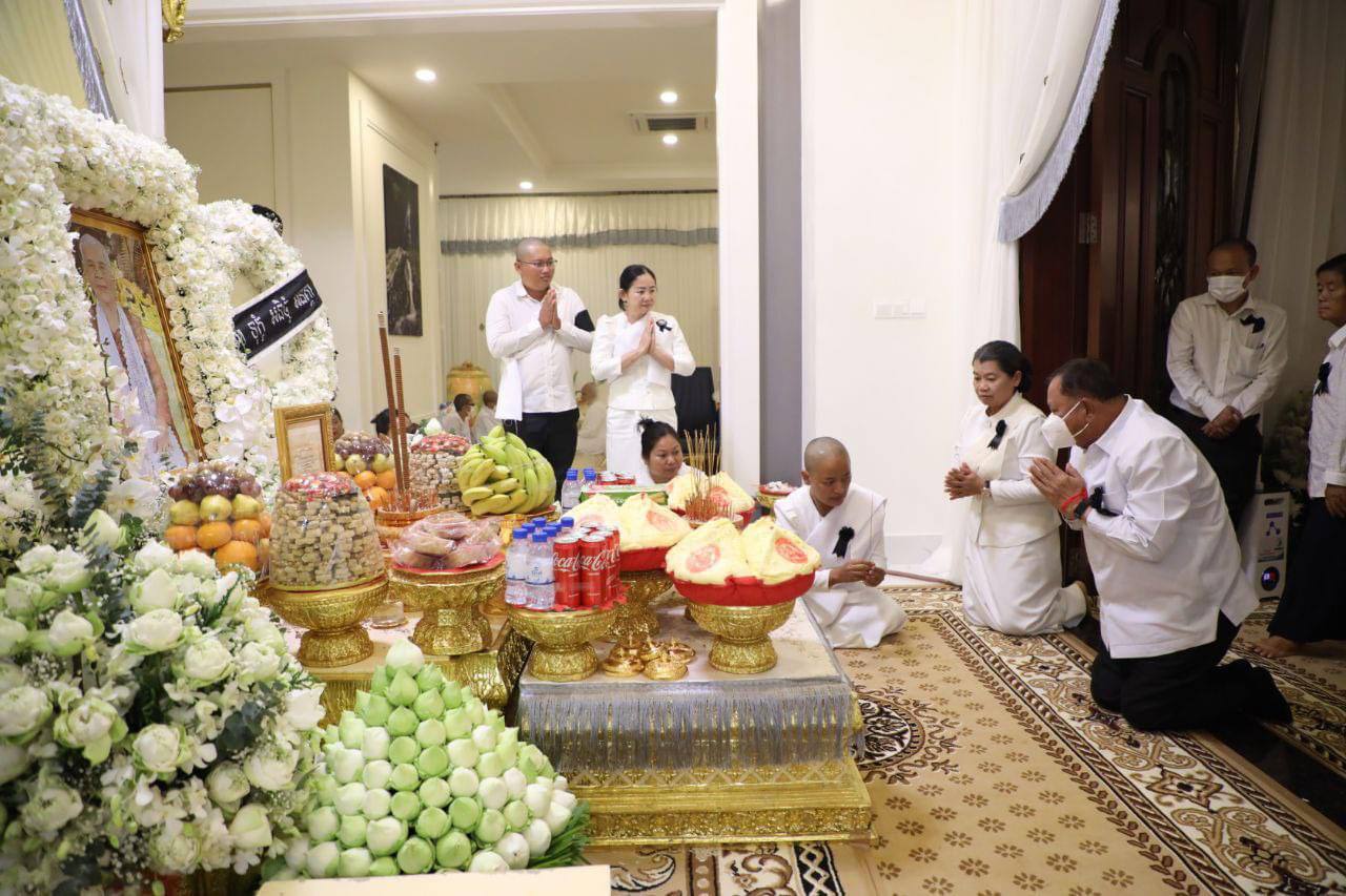 សម្តេចវិបុលសេនាភក្តី សាយ ឈុំ ប្រមុខរដ្ឋស្តីទី អញ្ជើញគោរពវិញ្ញាណក្ខ័ន្ធ មហាឧបាសិកា ញឹម តេង