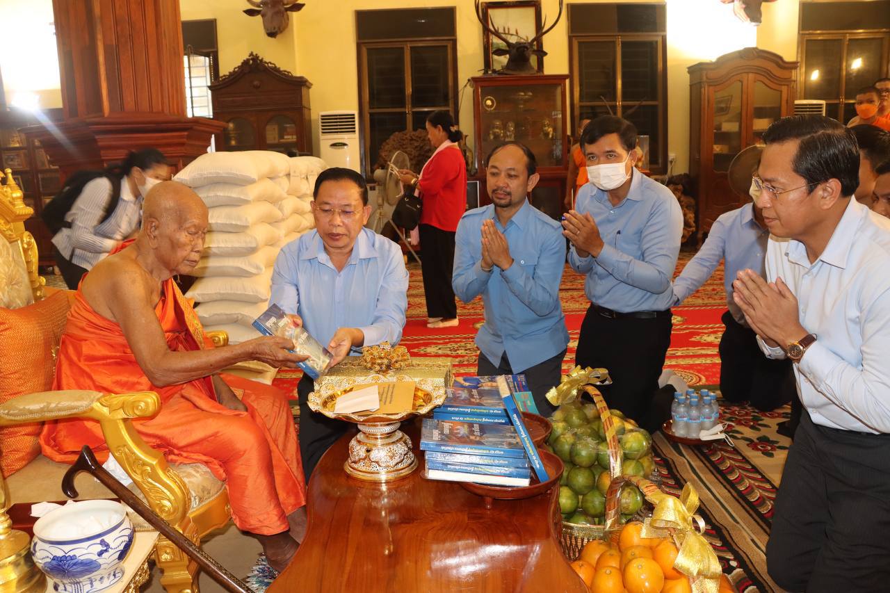 ប្រតិភូយុវជនគណបក្សប្រជាជនកម្ពុជា ចូលក្រាបបង្គំទូលថ្វាយសួរព្រះរាជសុខភាព និងសុំព្រះរាជឱវាទពី សម្តេចព្រះអគ្គមហាសង្ឃរាជាធិបតីកិត្តិឧទ្ទេសបណ្ឌិត ទេព វង្ស សម្តេចព្រះមហាសង្ឃរាជ នៃព្រះរាជាណាចក្រកម្ពុជា