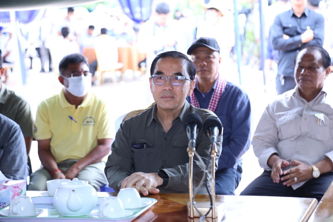 រដ្ឋមន្ត្រីក្រសួងកសិកម្ម នាំយកគ្រឿងបរិភោគ ជូនកងកម្លាំងបញ្ជាការដ្ឋានអង្គរក្ស ដែលកំពុងចូលរួមយ៉ាងសកម្មក្នុងការដាំកូនឈើ ជីកស្រះ និងធ្វើរបងនៅតំបន់ភ្នំតាម៉ៅ តមតាមបទបញ្ជាដ៏ខ្ពង់ខ្ពស់របស់ សម្តេចតេជោ ហ៊ុន សែន
