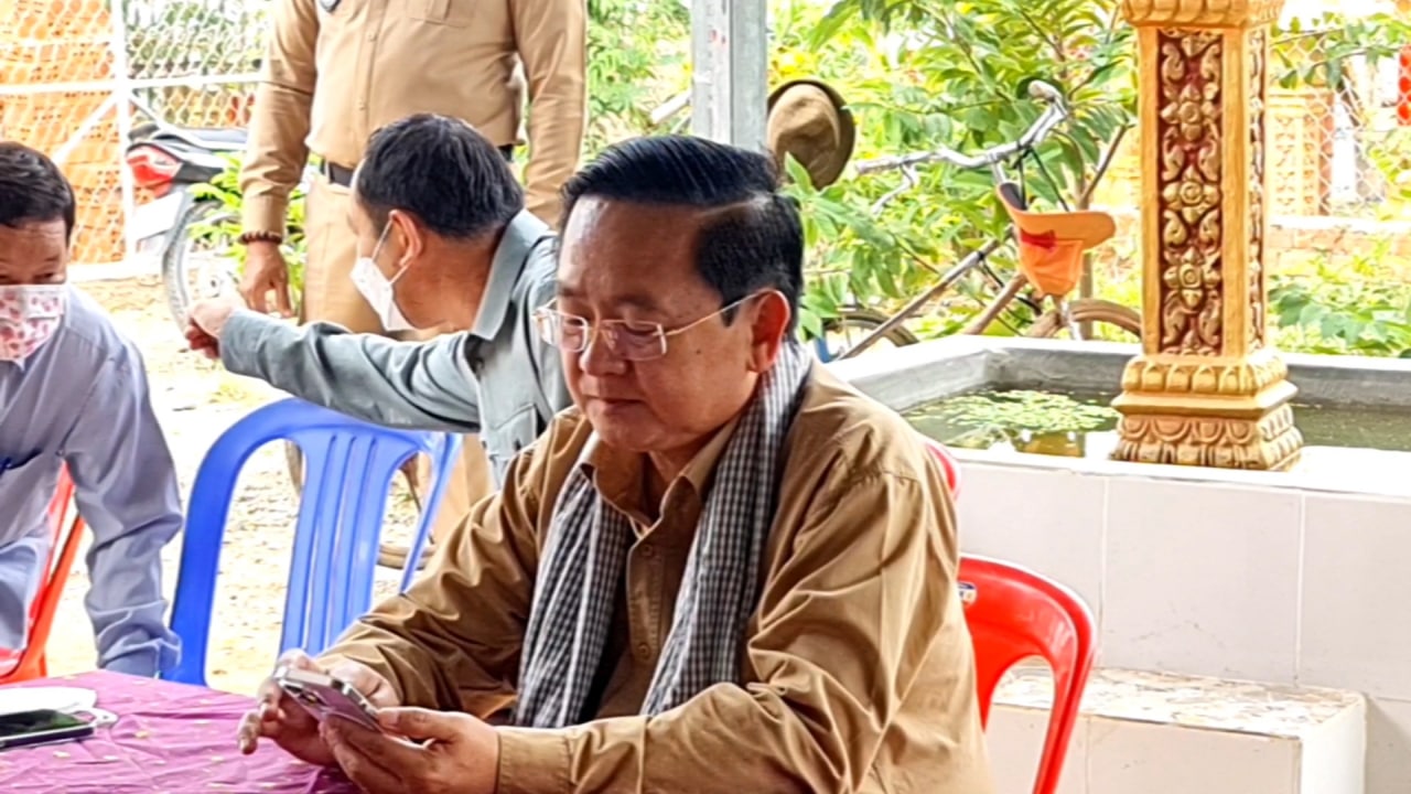 អភិបាលខេត្តបាត់ដំបង ចុះជួបប្រជាពលរដ្ឋរស់នៅ”ចំណុចអាងភាស” ក្នុងស្រុកឯកភ្នំ ពាក់ព័ន្ធគោលការណ៍និងការដោះស្រាយរបស់រដ្ឋបាលខេត្ត ជូនដល់បងប្អូនរស់នៅតំបន់នេះ