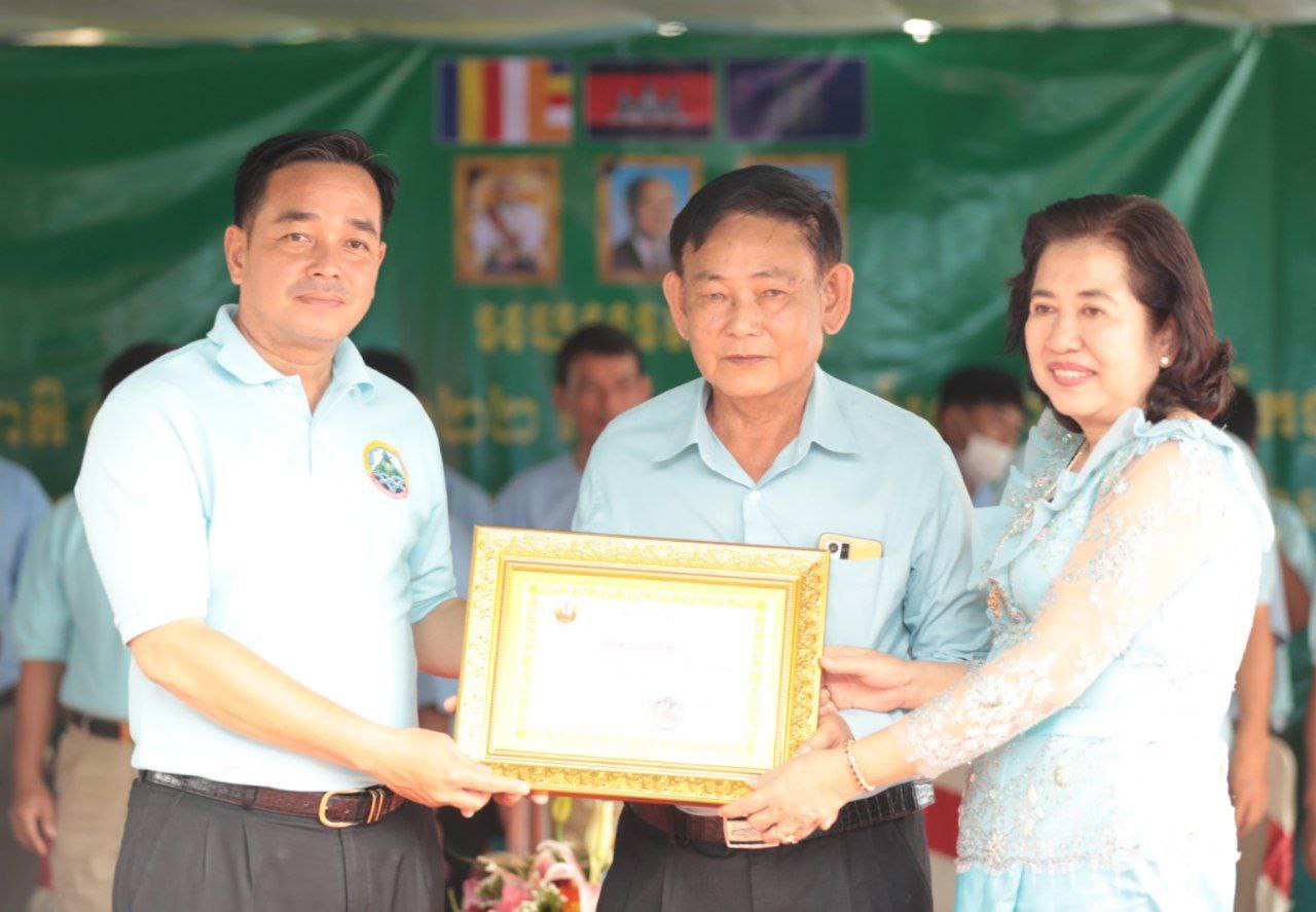 អភិបាលខេត្តកំពង់ចាម ដឹកនាំលែងកូនត្រីពូជប្រមាណ ១០ម៉ឺនក្បាល និងដាំដើមឈើ នៅក្នុងតំបន់អាងទឹកថ្មដាទឹកឆា ស្ថិតនៅក្នុងឃុំបឹងណាយ ស្រុកព្រៃឈរ