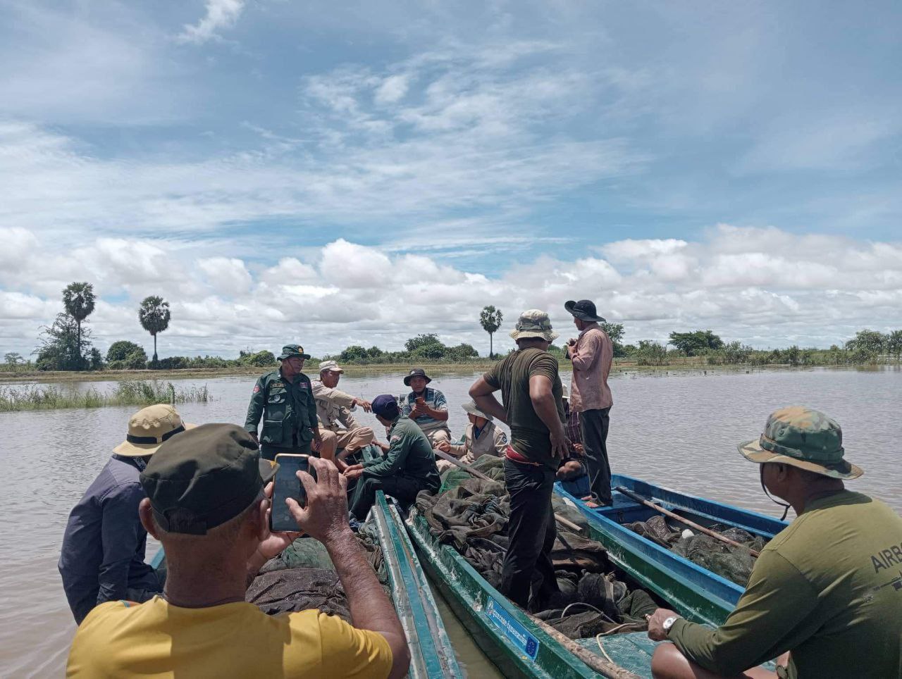 កម្លាំងសមត្ថកិច្ចចម្រុះ ចុះបង្ក្រាប បទល្មើសនេសាទនៅស្រុកបរិបូណ៌ និងស្រុកកំពង់ត្រឡាច កាប់បំផ្លាញរបាំងសាច់អួនខុសច្បាប់ចំនួន ២៦កន្លែងមានប្រវែង ៧៣០ម៉ែត្រ