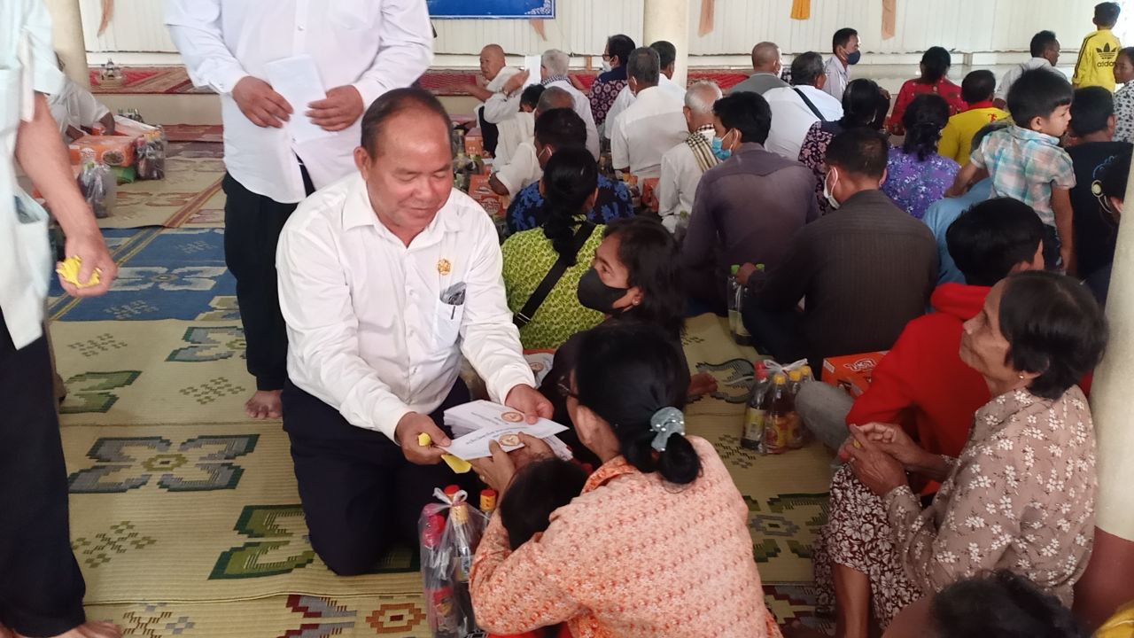 ពលរដ្ឋងាយរងគ្រោះចំនួន ២០០គ្រួសារបានទទួលអំណោយពីក្រុមការងារគណបក្សប្រជាជនកម្ពុជា ចុះមូលដ្ឋានក្រុងកំពង់ឆ្នាំង និងព្រះអនុគណក្រុងកំពង់ឆ្នាំង