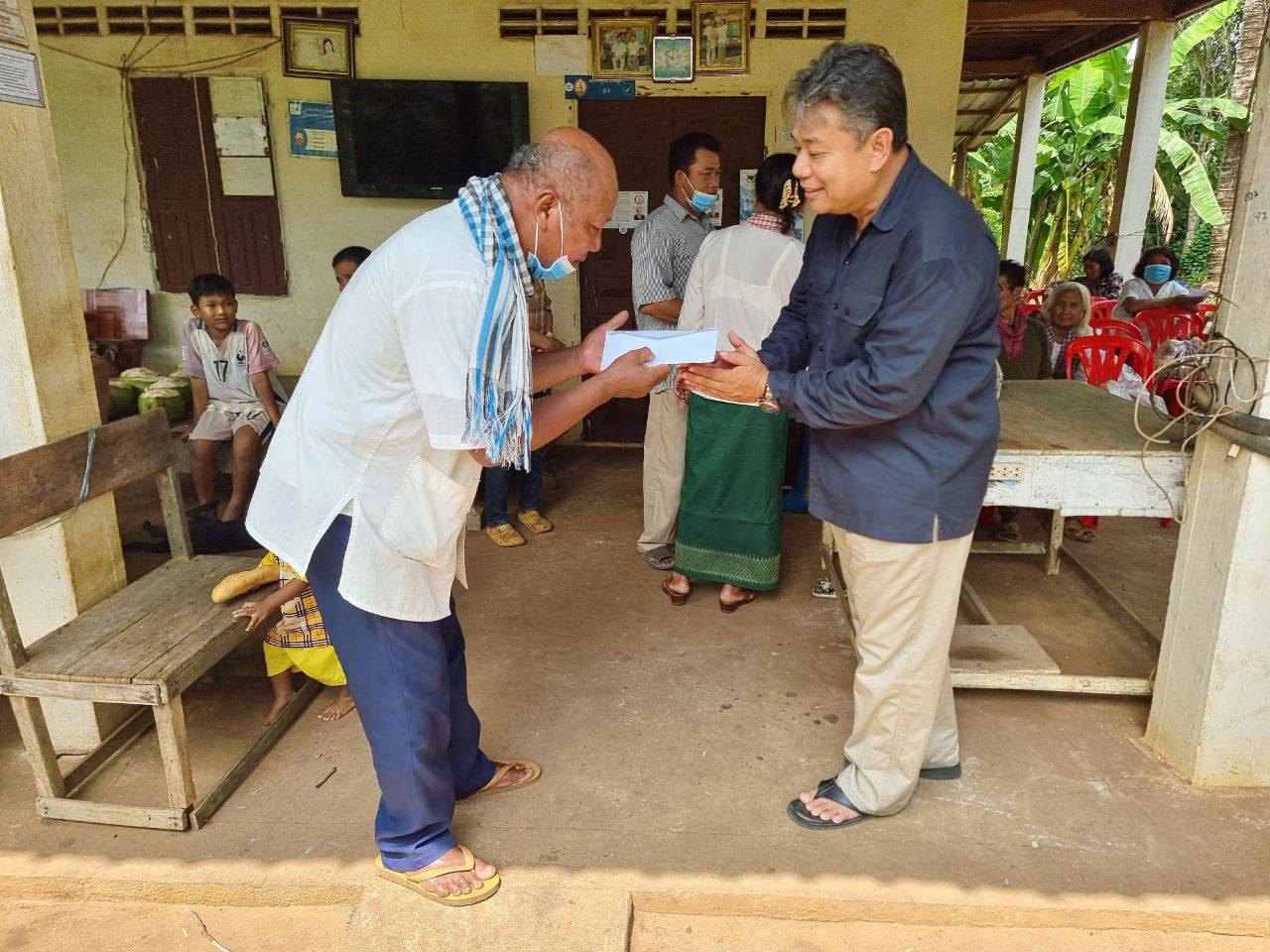 មន្រ្តីបក្សជួបសំណេះសំណាលនិងចែកអំណោយជូនប្រជាពលរដ្ឋជួបការលំបាកនៅឃុំព្រះធាតុ