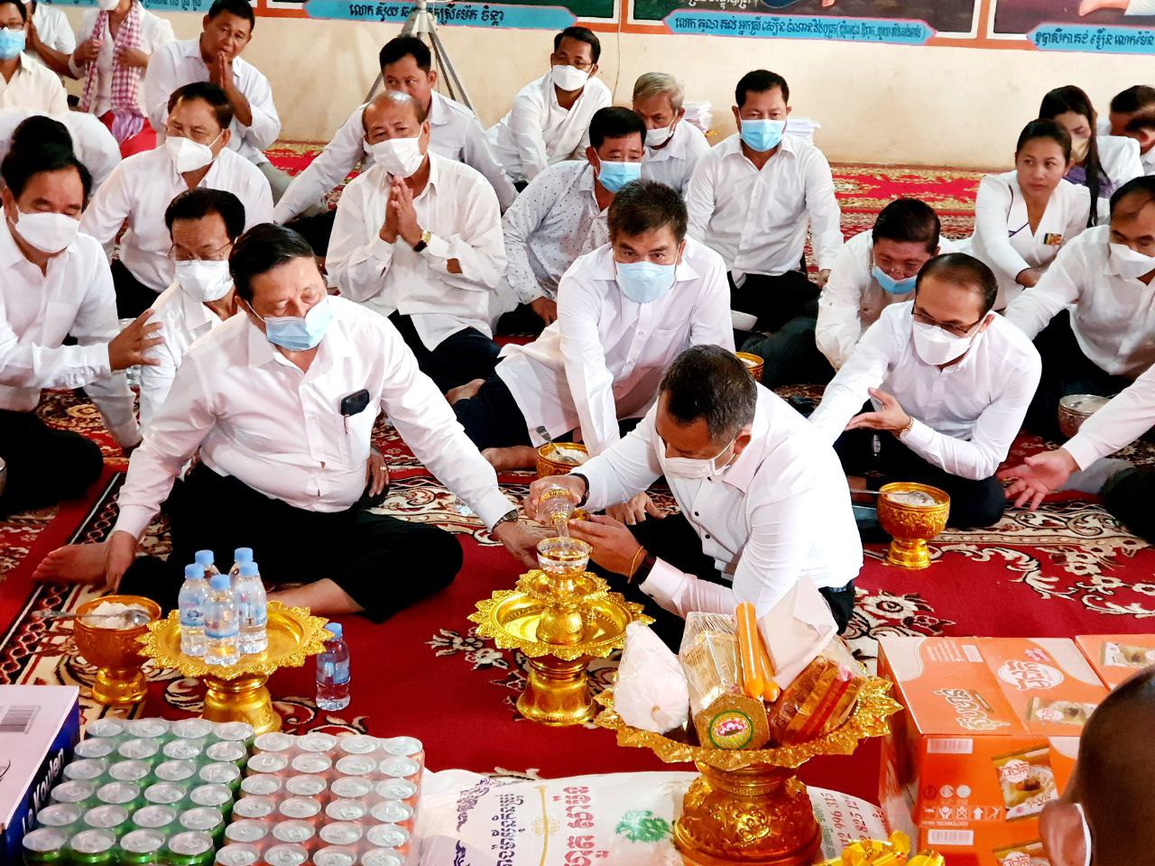 អាជ្ញាធរខេត្តបាននាំយកទេយ្យទានគ្រឿងឧបភោគបរិភោគ និងបច្ច័យមួយចំនួនដើម្បីវេរប្រគេនព្រះភិក្ខុសង្ឃគង់ចាំព្រះវស្សាក្នុងវត្តចំនួន២ វត្តធម្មមេត្តាករុណា និងវត្តព្រះព្រហ្មរ័ត្ន ក្នុងសៀមរាប នាឱកាសបុណ្យភ្ជុំបិណ្ឌ
