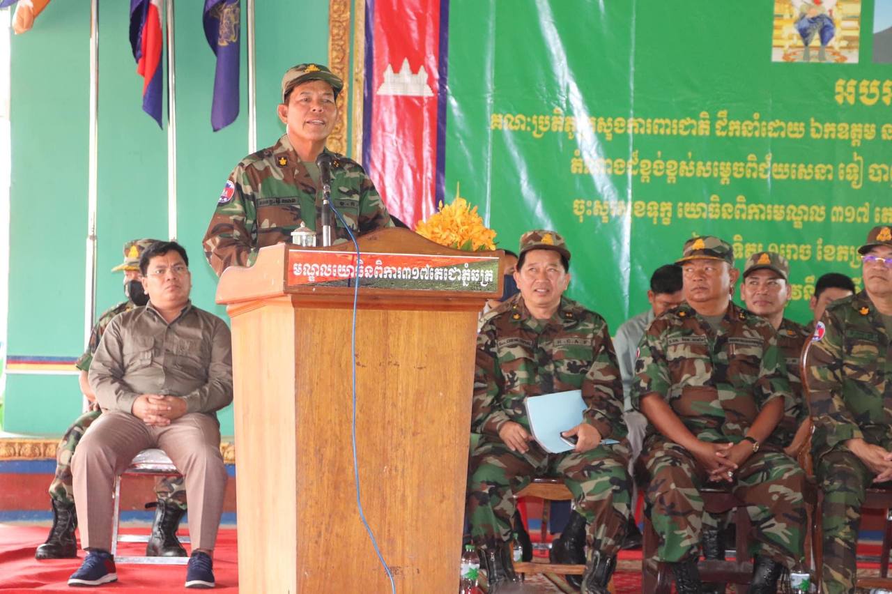 គ្រួសារយោធិនពិការនៅមណ្ឌលយោធិនពិការ ៣១៧ភ្នំឆ័ត្រ ខេត្តបន្ទាយមានជ័យទទួលអំណោយសម្ដេចពិជ័យសេនា ទៀ បាញ់ នារដូវកាន់បិណ្ឌ