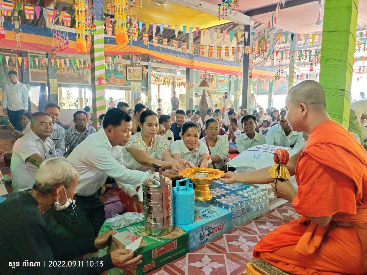 បច្ច័យប្រមាណជិត ២០០០ដុល្លារ ត្រូវបានថ្នាក់ដឹកនាំ កងពលតូចអន្តរាគមន៍លេខ៨ នាំយកទៅប្រគេនដល់ព្រះគ្រូចៅអធិការវត្តចំនួន៤ ក្នុងស្រុកអន្លង់វែង ខេត្តឧត្តរមានជ័យ