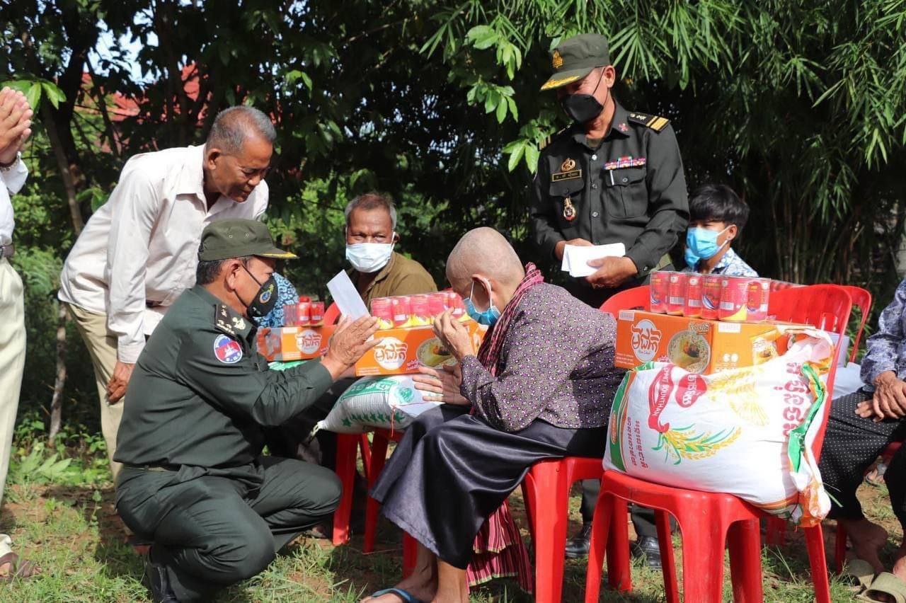 មេបញ្ជាការតំបន់ប្រតិបត្តិការ សឹករងកំពង់ធំ បន្តនាំយកអំណោយ របស់ឧត្ដមសេនីយ៍ឯក ហ៊ុន ម៉ាណែត និង លោកជំទាវ ទៅឧបត្ថម្ភ ជូនប្រជាពលរដ្ឋក្រីក្រ នៅឃុំបន្ទាយស្ទោង ស្រុកស្ទោង ខេត្តកំពង់ធំ