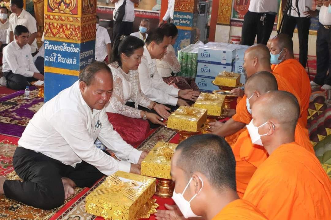 ក្រុមការងារចុះមូលដ្ឋានក្រុងកំពង់ឆ្នាំង រួមជាមួយថ្នាក់ដឹកនាំខេត្ត មន្ត្រីរាជការអញ្ជើញដាក់បិណ្ឌវេនទី១ នៅវត្តអារញ្ញិការាម ក្រុងកំពង់ឆ្នាំង