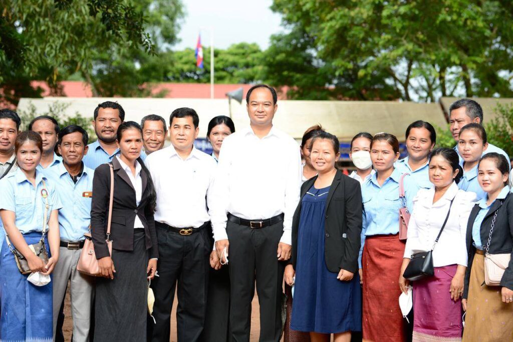 បណ្ឌិត ហ៊ុន ម៉ាណែត បានផ្តល់សាលារៀនមួយខ្នងមានតម្លៃច្រើនម៉ឺនដុល្លារ ដល់សិស្សានុសិស្សសម្រាប់សិក្សាឲ្យបានសមរម្យ គ្រាដែលវិស័យសិក្សាធិការ កំពុងត្រូវបានលើកកម្ពស់ពី រាជរដ្ឋាភិបាល