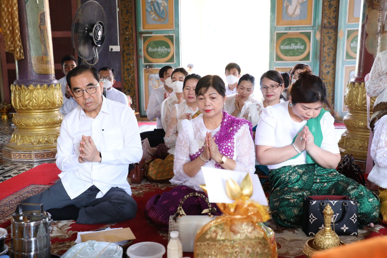 រដ្ឋមន្រ្តីក្រសួងកសិកម្ម រួមនឹងមន្ត្រីរាជការក្រោមឱវាទ អញ្ជើញចូលរួមកាន់បិណ្ឌវេនទី២ នៅវត្តមង្គលសិរីកៀនឃ្លាំង