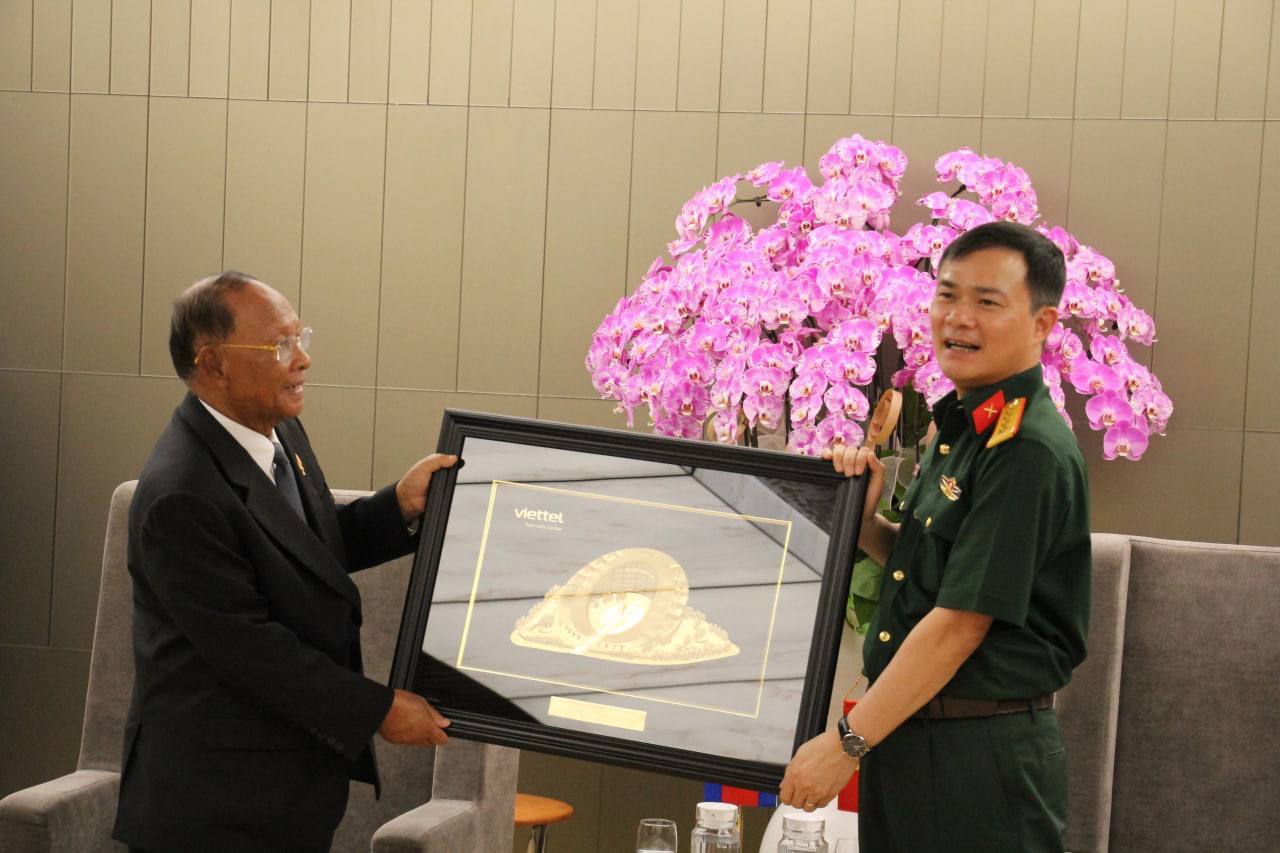 សម្តេចអគ្គមហាពញាចក្រី ហេង សំរិន អញ្ជើញទស្សនកិច្ចក្រុមហ៊ុន ទូរគមនាគមន៍វៀតតែលVeittel បន្ទាប់ពីអញ្ជើញដល់ទីក្រុងហាណូយ