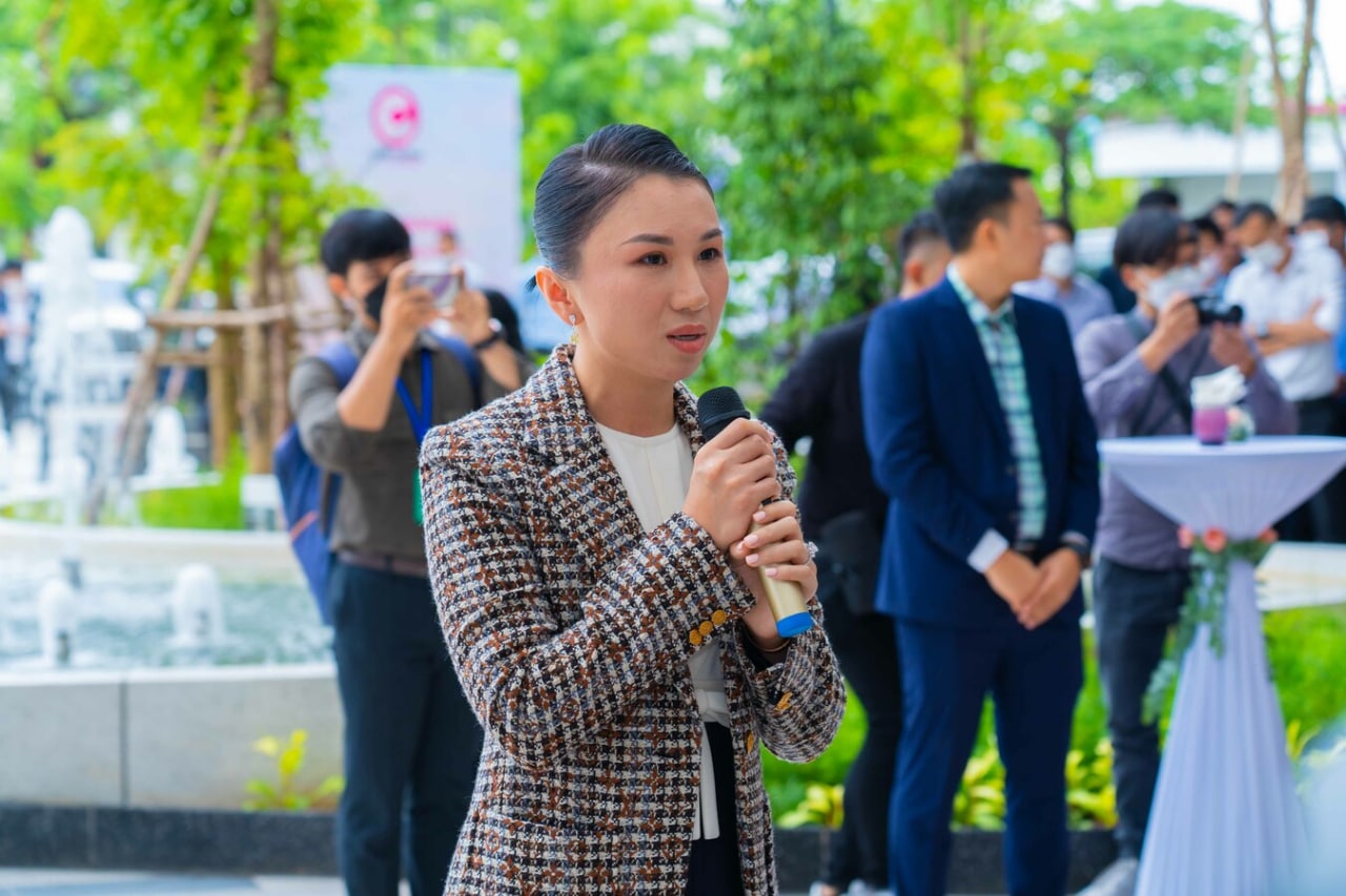 អគ្គនាយិកា ក្រុមហ៊ុនជីប ម៉ុង រីថែល បញ្ជាក់ថា វត្តមានផ្សារទំនើបខ្នាតយក្ស ជីប ម៉ុង ២៧១ មេហ្គាម៉ល ជួយលើកកម្ពស់ការលក់ទំនិញរាយ ជាមួយនឹងការនាំយកផលិតផលម៉ាក់ល្បីៗក្រៅប្រទេសដល់ប្រជាជនកម្ពុជា