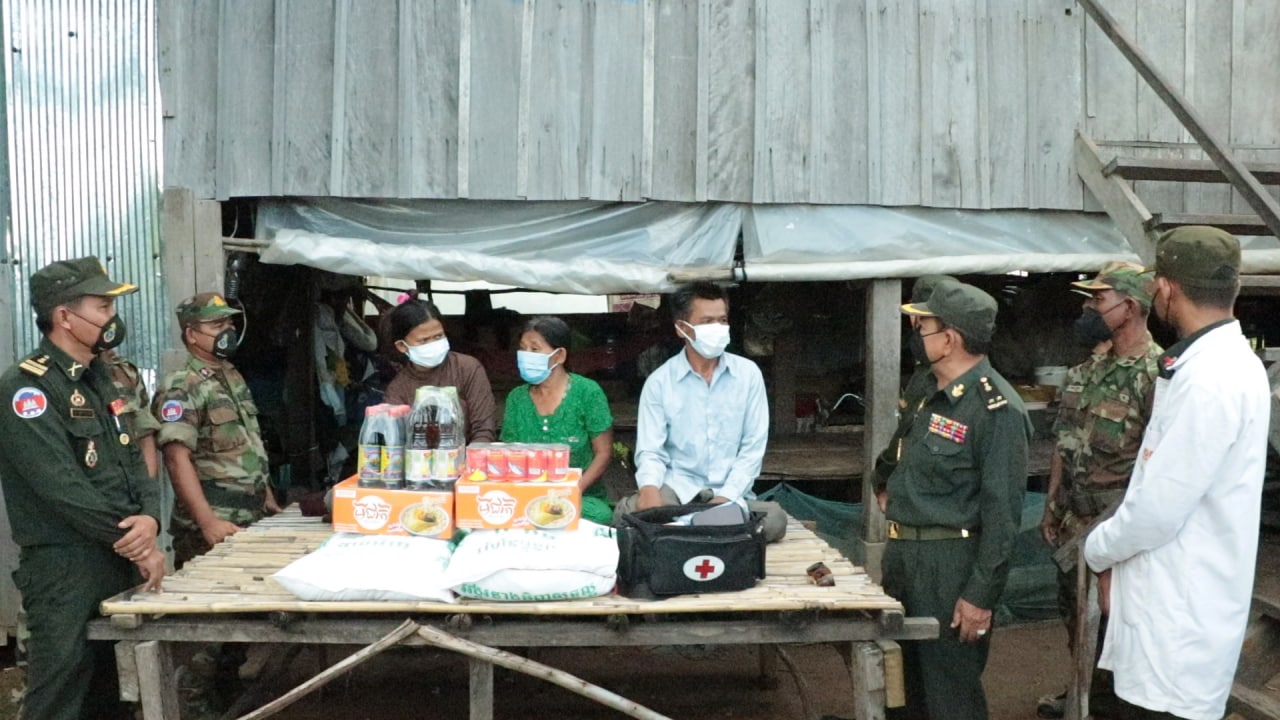 គ្រួសារអតីតយុទ្ធជនពិការ ដែលមានជម្ងឺ និងមានជីវភាពលំបាកខ្វះខាតទទួលបានការព្យាបាលពីក្រុមគ្រូពេទ្យ និងអំណោយស្បៀងអាហារថវិកាពីឧត្ដមសេនីយ៍ឯក ហ៊ុន ម៉ាណែត