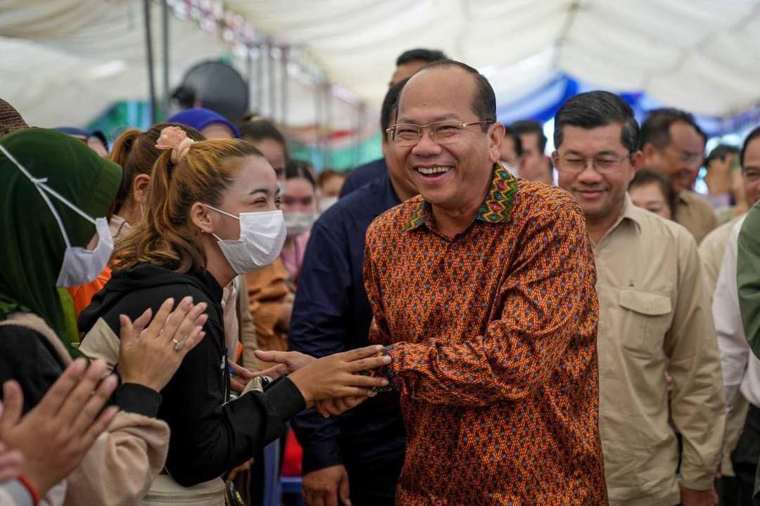 កម្មករ កម្មការិនី នៅរោងចក្រ ក្រុមហ៊ុន ឃីមី ហ្គាមេន (Khi migamen)និង ក្រុម ហ៊ុន JLA COLID ខេត្តកំពត រីករាយ ចាប់រង្វាន់ ម៉ូតូ កង់ កង្ហារ ឆ្នាំងដាំបាយ កំសៀវដាំទឹ ក្នុងឱកាសជួប សំណេះសំណាល ជាមួយថ្នាក់ដឹកនាឱខេត្ត