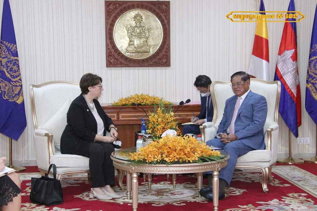 សម្ដេចក្រឡាហោម ស ខេង អនុញ្ញាតជូនលោកជំទាវ UIKU Kocaefe ឯកអគ្គរដ្ឋទូតវិសាមញ្ញ និងពេញសមត្ថភាពនៃសាធារណរដ្ឋតួកគី ប្រចាំព្រះរាជាណាចក្រកម្ពុជាចូលជួបសម្តែងការគួរសម នៅវិមានរដ្ឋសភា