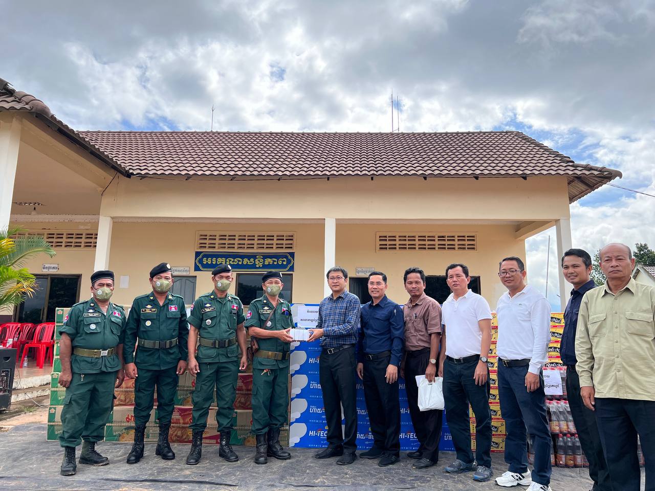 ថ្នាក់ដឹកនាំរដ្ឋបាលខណ្ឌពោធិ៌សែនជ័យ ក្នុងរាជធានីភ្នំពេញ ៖ យុទ្ធសាស្រ្តចាក់ស្រោចវ៉ាក់សាំង របស់ប្រមុខរាជរដ្ឋាភិបាលកម្ពុជា បានផ្តល់ភាពសាំក្នុងសហគមន៍ សុខុមាលភាពប្រជាពលរដ្ឋ និងការការពារអាយុជីវិត