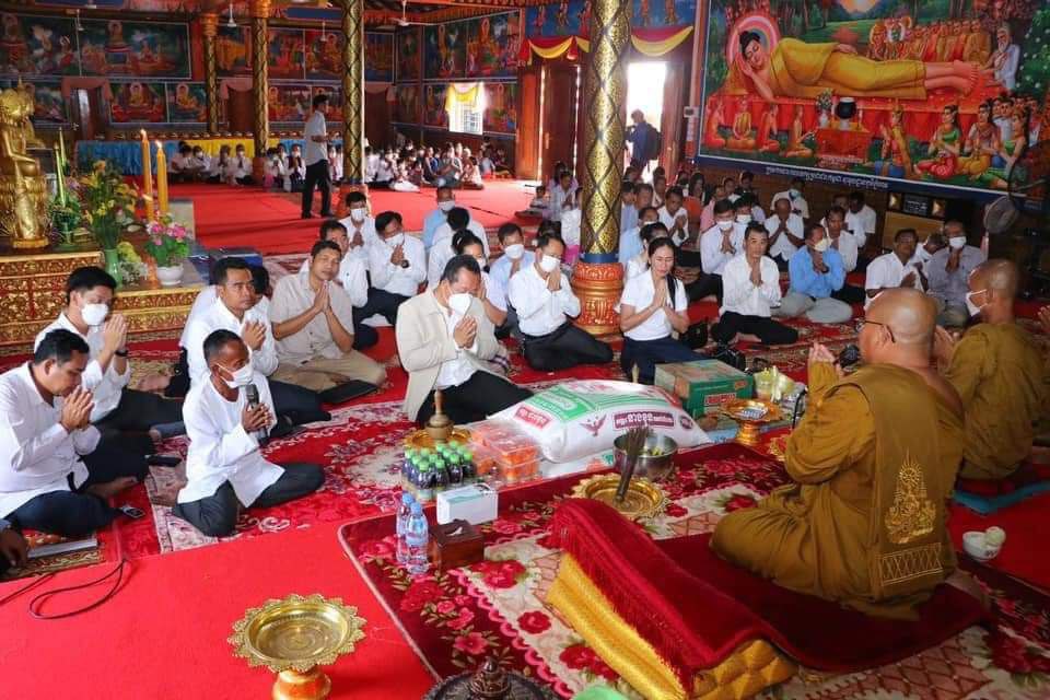 ថ្នាក់ដឹកនាំខេត្ត និងមន្ត្រីរាជការ ខេត្ត កែប ចូលរួមកាន់បិណ្ឌវេនទី៥ នៅវត្តសត្ថាធម្មវិហារ (ហៅវត្តភ្នំពោន)