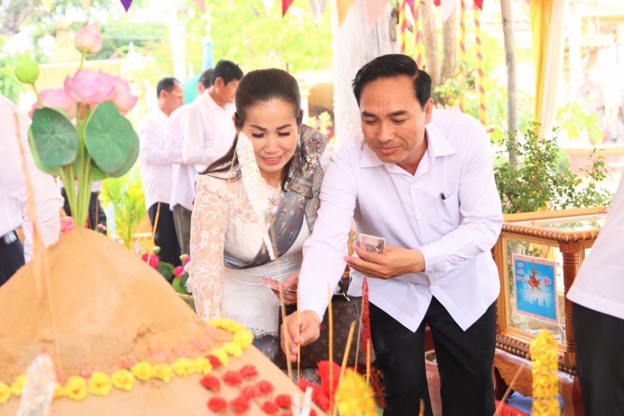 រដ្ឋបាលខេត្តកំពង់ធំ នាំយកគ្រឿងឧបភោគបរិភោគ និងបច្ច័យមួយចំនួនប្រគេនព្រះសង្ឃនៅវត្តឥន្ទ្រីយ៍សំវរៈ(ហៅវត្តកំពង់ធំ) ចូលរួមកម្មវិធីកាន់បិណ្ឌវេនទី៧