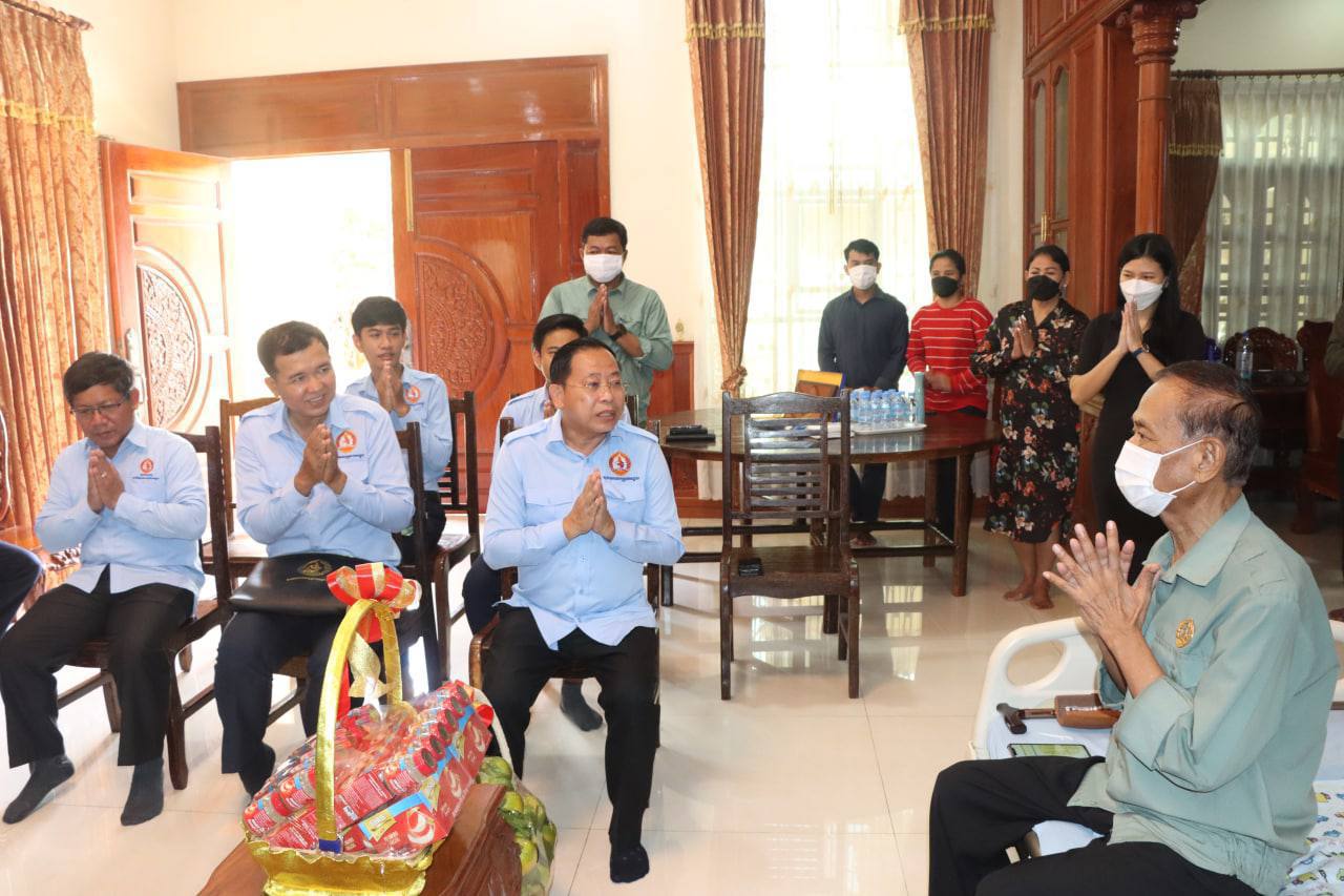 គណប្រតិភូយុវជនគណបក្សប្រជាជនកម្ពុជាថ្នាក់កណ្តាលចុះសសួរសុខទុក្ខ ឯកឧត្តម ជា សារ៉ន ដល់គេហដ្ឋាន