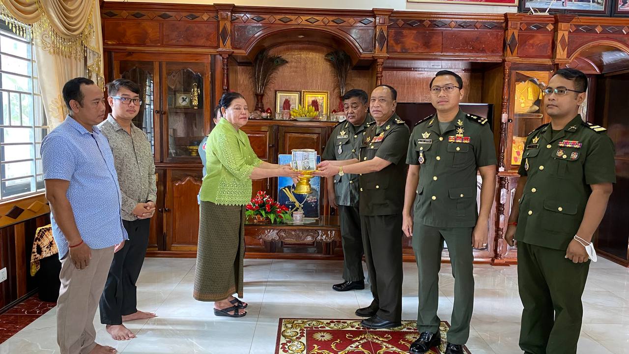 ថវិកាគោលនយោបាយរបស់ក្រសួងការពារជាតិជាង ៦០លានរៀល ត្រូវបានផ្តល់ជូន ភរិយាសពអតីត ឧត្តមសេនីយ៍ចំនួន២រូប ដល់លំនៅដ្ឋាន