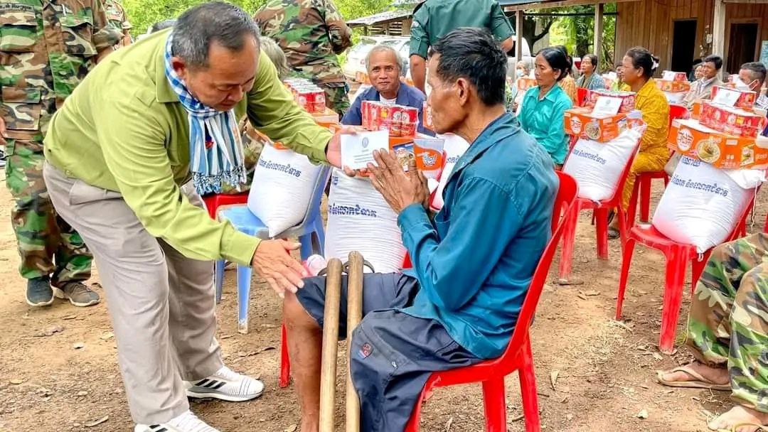 មេបញ្ជាការកងទ័ពជើងគោក បន្តផ្តល់អំណោយដល់អតីតយុទ្ធជន ដែលមានជីវភាពក្រលំបាក ៣៥គ្រួសារ នៅក្នុងឱកាសថ្ងៃកាន់បិណ្ឌ នៃពិធីបុណ្យភ្ជុំបិណ្ឌប្រពៃណីជាតិ