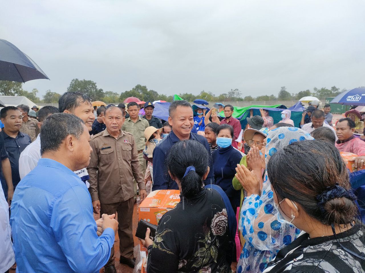 ប្រជាពលរដ្ឋស្ម័គ្រចិត្តរុះរើពីតំបន់រមណីយដ្ឋានអង្គរ ទៅរស់នៅក្នុងភូមិធម្មជាតិរុនតាឯកជាង ៥០០គ្រួសារបានទទួលអំណោយពីសម្តេចតេជោ ហ៊ុន សែន