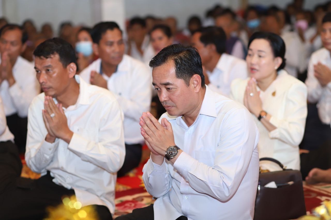 អភិបាលខេត្តកំពង់ចាម នាំយកទេយ្យទាន ចង្ហាន់បិណ្ឌបាត្រ វេរប្រគេនដល់ព្រះសង្ឃបិណ្ឌវេនទី៩ នៅវត្តភ្នំព្រះវិហារ ភូមិបឹងវែង ឃុំតាំងក្រសាំង ស្រុកបាធាយ