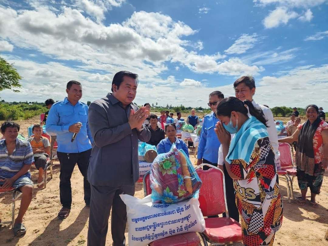 អភិបាលខណ្ឌព្រែកព្នៅ នាំយកអំណោយដ៏ថ្លែថ្លារបស់សម្តេចតេជោ ហ៊ុន សែន និងសម្តេចកិត្តិព្រឹទ្ធបណ្ឌិតទៅ ចែកជូនប្រជាពលរដ្ឋក្នុង ភូមិសំរោងត្បូង